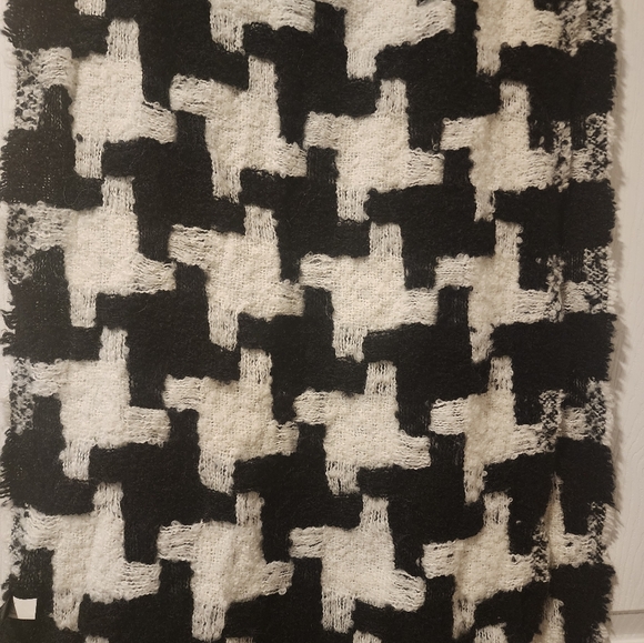 Black and white scarf, very long and wide from Lane Bryant. One size - Picture 2 of 4